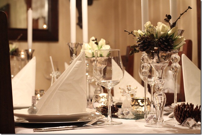 hvitt bord pyntet med sølv, kongler, diamanter og snø  IMG_0775