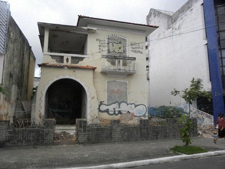 grande-casa_abandonada_rua_pacatuba