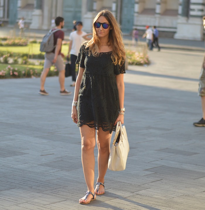 lace black dress, zero uv sunglasses, occhiali specchiati, prada bag, prada saffiano bag, zara sandals, fashion, pitti, pitti immagine, pitti uomo, come abbinare un vestito di pizzo, palazzo corsini, firenze, blogger firenze