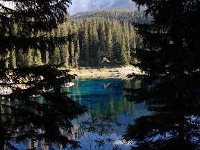 El color turquesa del lago Carezza. Passo Costalunga