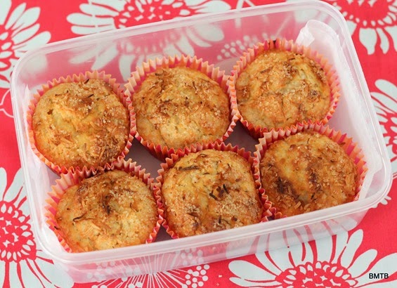 Pineapple Coconut Muffins by Baking Makes Things Better - a perfect lunchbox treat