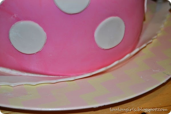 How-To-Make-a-Minnie-Mouse-Birthday-Cake (19)