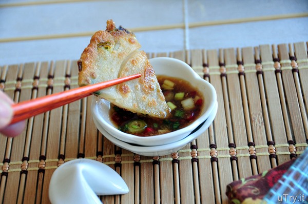 Chinese Scallion (Green Onion) Pancakes With Soy-Ginger Dipping Sauce (蔥油餅配姜汁醬油)  http://uTry.it