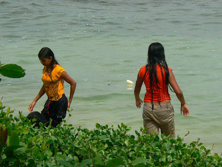 Wet girls in Sri Lanka