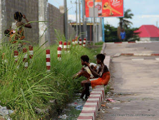 Des jeunes filles se baignaient sur un caniveau le long de l’avenue des huileries le 6/11/2011 à Kinshasa. Radio Okapi/ Ph. John Bompengo