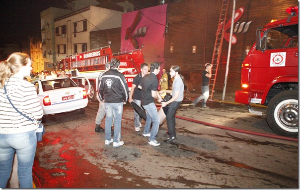 181315-incendio-em-boate-de 181315-incendio-em-boate-de