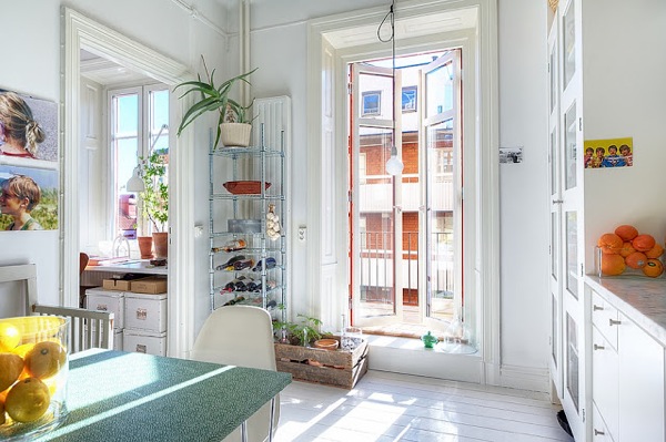 sin pecado concebida: Una cocina amarillenta