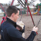 Spielplatz- Andreas & Papa schaukeln.JPG