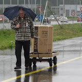 Leder kommer med ny vaskemaskin til brakka. Bak kommer assistenten. (foto Ed Paparazo)