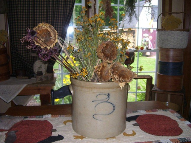 [kitchen%2520table%2520with%2520crocks%255B3%255D.jpg]