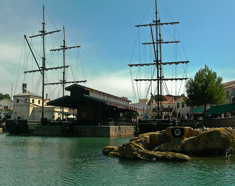 39. Порт Авентура. Port Aventura. Salou. Costa Dorada. Spain. Центральное озеро, на котором проходят фейерверк-шоу. 39. Порт Авентура. Port Aventura. Salou. Costa Dorada. Spain. Центральное озеро, на котором проходят фейерверк-шоу.