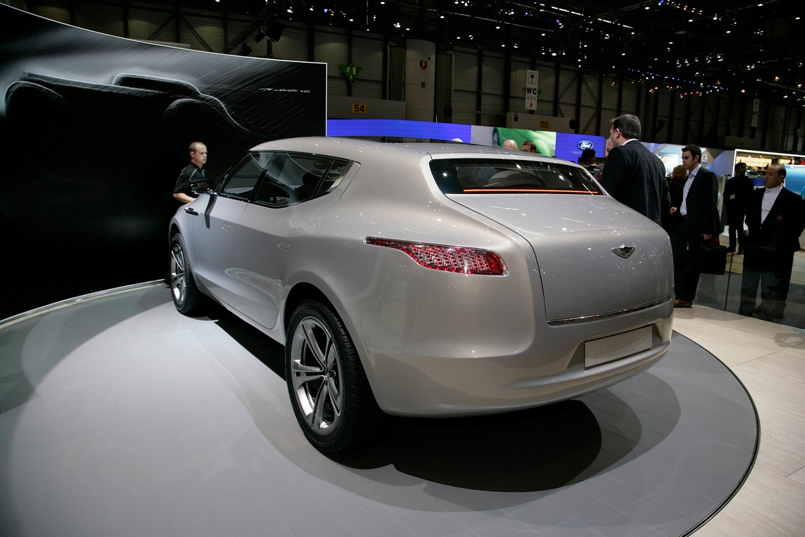 [2009-Aston-Martin-Lagonda-Concept-15%255B2%255D.jpg]