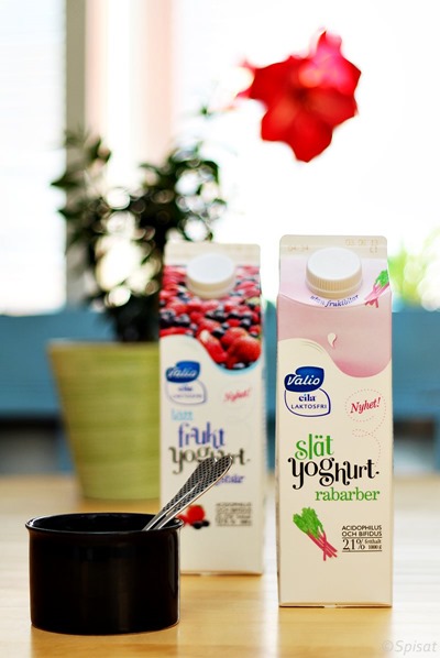 Valio Eila - Sl&auml;t Yoghurt Rabarber och L&auml;ttyoghurt Kungsb&auml;r - Laktosfria