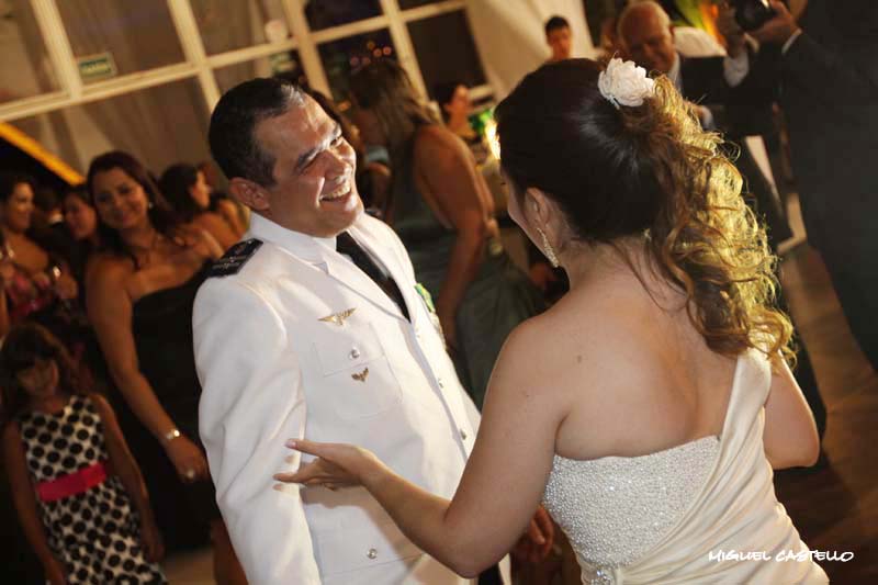 Fotos de Larissa e Maurício. Foto numero 034 do fotografo de casamento Miguel Castello, de Brasilia, DF, que faz fotos de casamento (fotografia de casamento), fotos de 15 anos (fotografia de 15 anos), fotos de modelos (ensaios para books fotograficos), fotos de gravidas (fotografia de gestantes), fotos de debutantes, fotojornalismo de casamento, fotojornalismo social e fotografia de moda em estudio. fotos casamento distrito federal brasilia de 15 anos df brasília books modelos ensaio fotografico gravidas gravida festa festas book moda vestidos brasileiras salão convite box arranjo mesa manhã