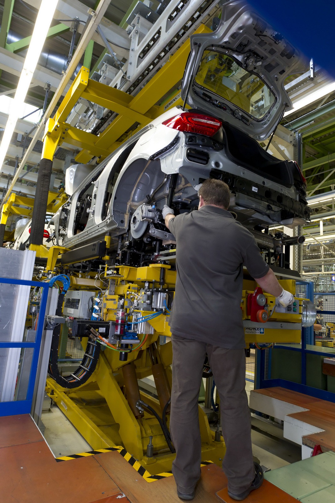 [2013-Mercedes-A-Class-7%255B2%255D.jpg]