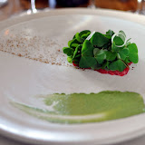 Tartare de boeuf, oseille, poudre de genièvre et émulsion à lestragon.