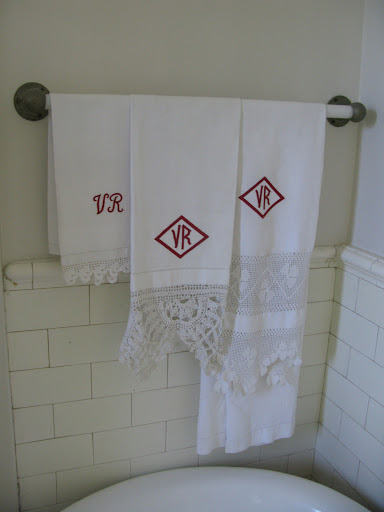 Love this monogram style.