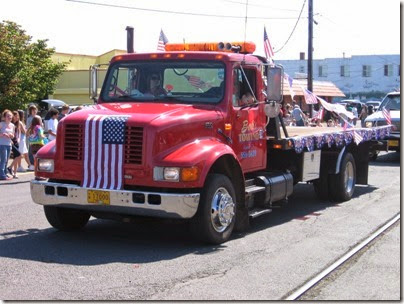 IMG_7615 Bob's Towing 1989-2001 International 4700-Series Flatbed Tow Truck in the Rainier Days in the Park Parade on July 14, 2007