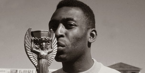 Pelé beija a taça Jules Rimet Pelé beija a taça Jules Rimet