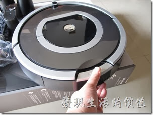 【iRobot roomba 780】打開集塵盒的方法。