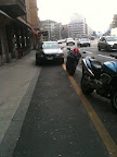 Contre-jour sans point de fuite du parking cyclable du Pont d'Arve. par Eddy Marx