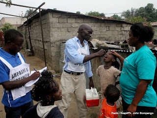 Une famille reçoit la quatrième dose de vaccin anti polio ce 25 juin 2011 à Kinshasa, lors de  la 3e phase de la campagne de vaccination contre la poliomyélite en RDC. Radio Okapi / Ph John Bompengo