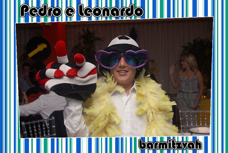 Fotos de Pedro e Leonardo - 10.12.11. Foto numero 02 da Social Click Fotografia Digital, do Rio de Janeiro, RJ, que faz fotos divertidas, fotos malucas, fotos com fantasias, fotos na hora, fotografia maluca, fotografia divertida com molduras personalizadas. foto divertida brinde v&v miguel roberto cohen victor album de assinatura ao vivo valerio camarim movel fotos divertidas malucas maluca animadas animado fotógrafos casamentos fotografos casamento noivos