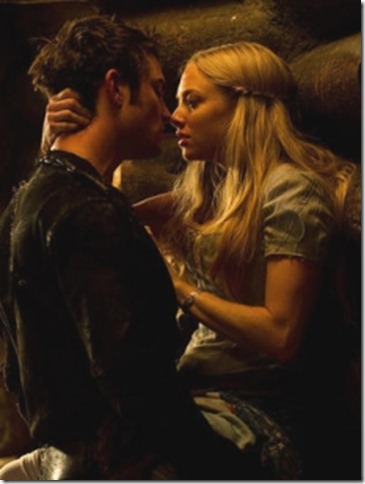 141476_shiloh-fernandez-and-amanda-seyfried-in-red-riding-hood-2011_149978049