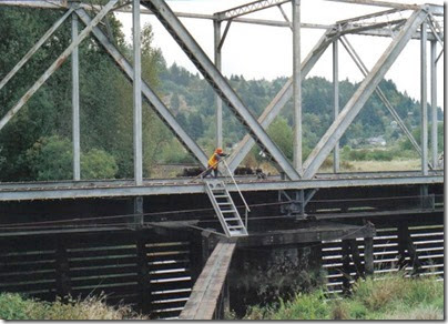 Hand-cranked swing bridge at Clatskanie, Oregon, on September 24, 2005