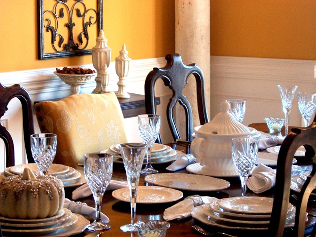 [Alex%2520photos%2520%2526%2520Bling%2520White%2520Pumpkin%2520Tablescape%25201649%255B3%255D.jpg]