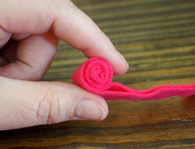 [felt%2520flower%2520roses%255B5%255D.jpg]