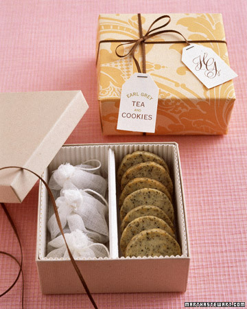 This cookie box has a handy divider to help keep different flavors of cookies or other items such as tea separate from one another.