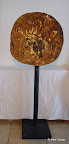 081 - Front de Taille - 1997<br />
Diam. 62<br />
Sculpture bois polychrome
