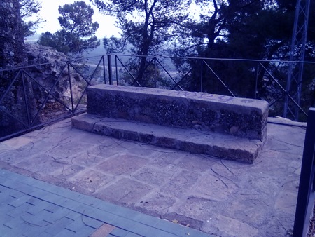 [BancodepiedraenelPaseodelasMurallas3.jpg]