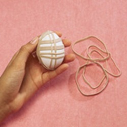 rubber-bands-technique-egg-dyeing-easter-craft-step1-photo-150-FF0305EGGSA23
