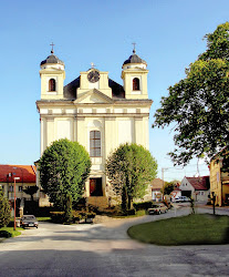 Die architektonische Martkplatzdominante ist die Pfarrkirche der heiligen Apostel Peter und Paul.