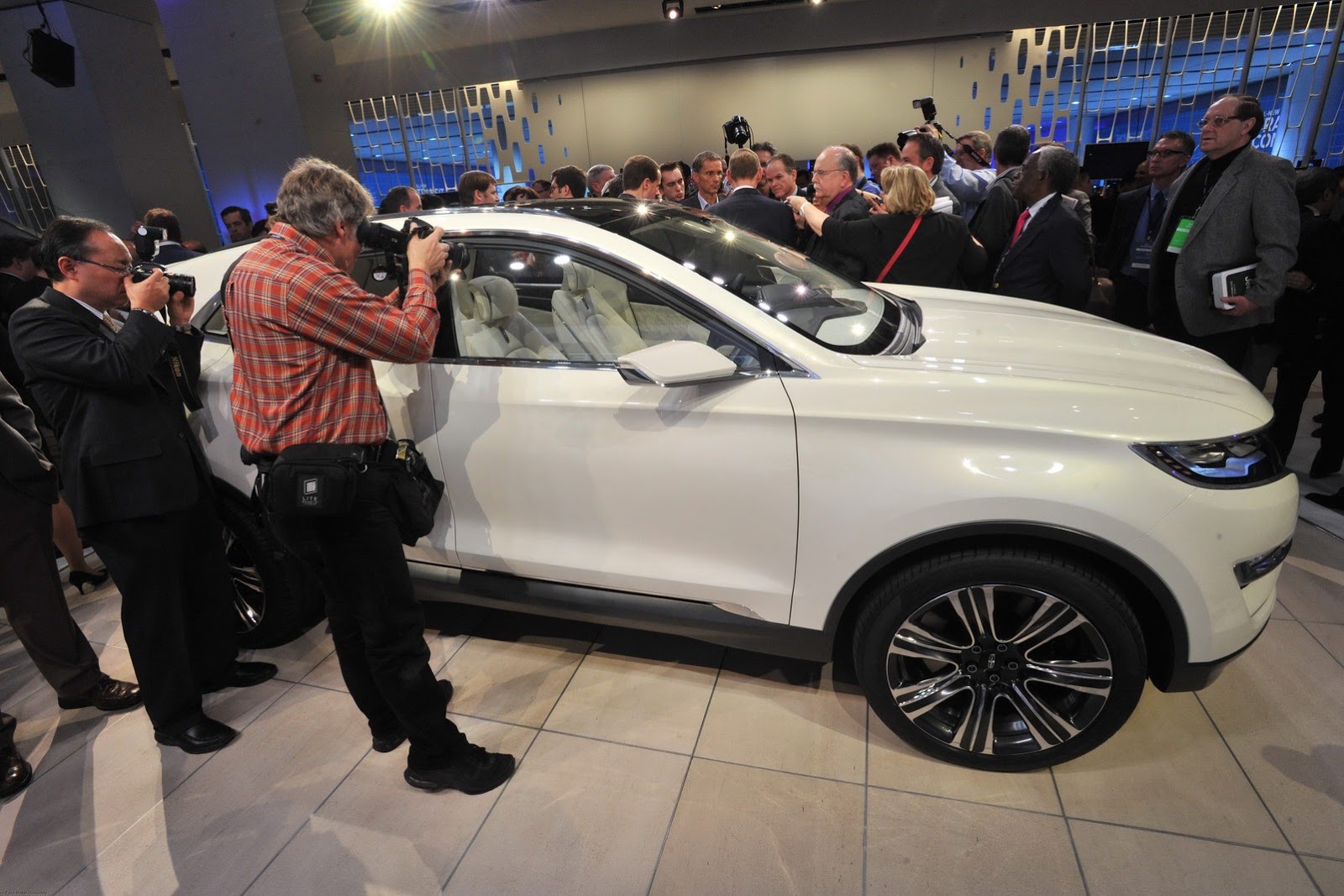 [Lincoln-MKC-12%255B2%255D.jpg]