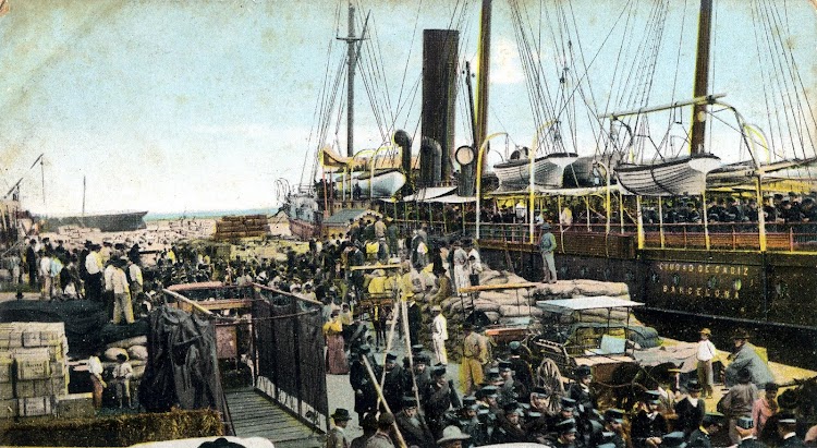 El vapor CIUDAD DE CADIZ embarcando tropas y pertrechos en Las Palmas. POSTAL.JPG