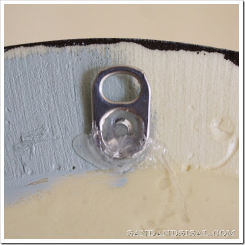 soda can tab picture hanger (639x640)