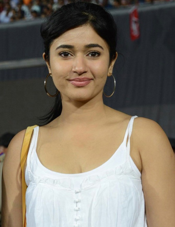 [actress_poonam_bajwa_latest_cute_stills%255B6%255D.jpg]