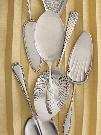 Dessert servers sometimes suffer from a case of mistaken identity, as they look remarkably similar to items such as crumbers or jelly trowels. You can usually identify a dessert server by its flat blade and triangular shape. Dessert servers sometimes suffer from a case of mistaken identity, as they look remarkably similar to items such as crumbers or jelly trowels. You can usually identify a dessert server by its flat blade and triangular shape.