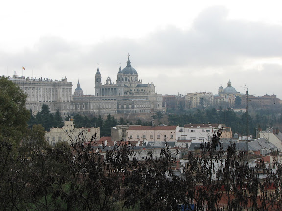 El Palacio Real (left) and El Catedral Nuestra Señora De La Almudena (center)