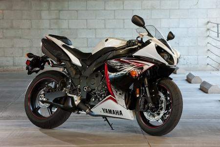 [2012-yamaha-yzf-r1%255B2%255D.jpg]