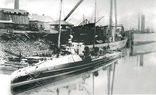 El WIBORG, un concepto parecido en cuanto a disposicion de maquinas. El buque que se percibe a su popa es el DESTRUCTOR. Del libro 50 AÑOS DE RETRATO NAVAL MILITAR. (1870-1920).jpg