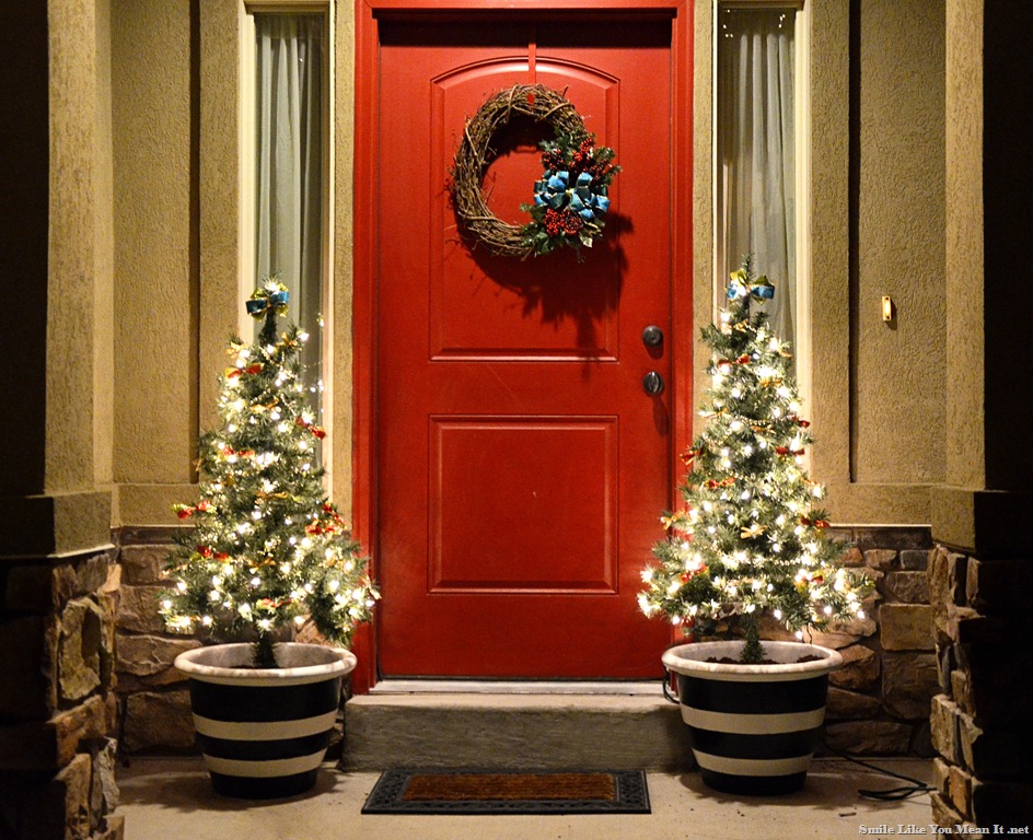 [Christmas%2520Decor%2520on%2520the%2520Front%2520Porch%2520at%2520Night%255B3%255D.jpg]