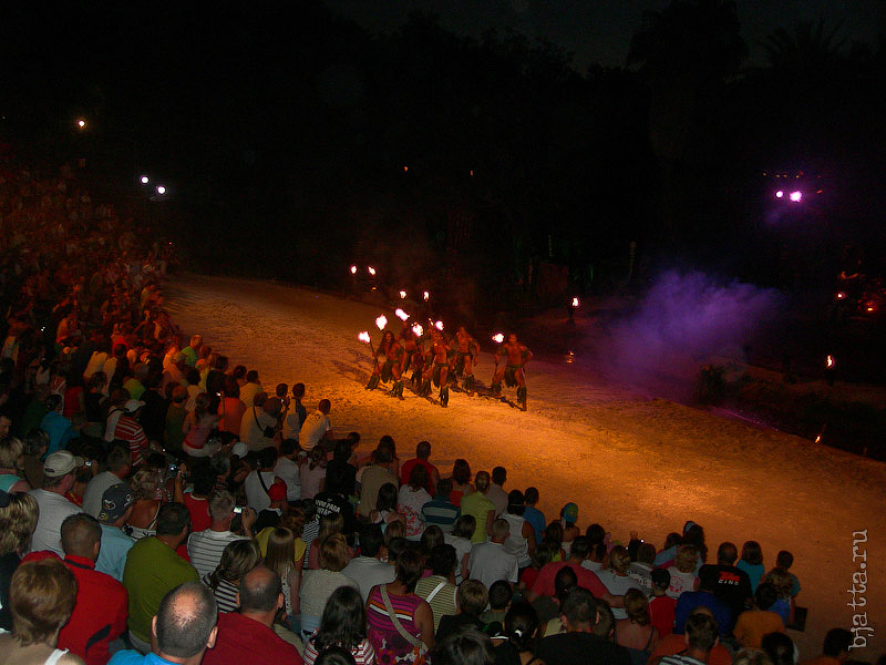 83. Порт Авентура. Port Aventura. Salou. Costa Dorada. Spain. Парни выбегают на остывающий песок с факелами. 83. Порт Авентура. Port Aventura. Salou. Costa Dorada. Spain. Парни выбегают на остывающий песок с факелами.