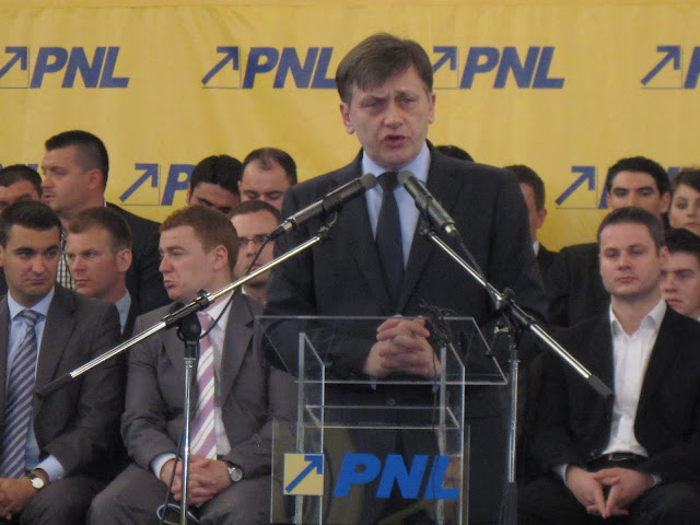 Crin Antonescu inaintea caderii Guvernului Ungureanu: “Mă tem domnule prim-ministru, nu atât de dumneavoastră personal cât de capacitatea sistemului în care trăim de a vă regenera, de capacitatea sistemului de a produce la infinit ungureni pentru că ei, ungurenii, nu sunt așa cum încercați să pretindeți o nouă generație în politică”