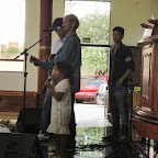 Pai e filha louvando ao Senhor com muita unção e simplicidade