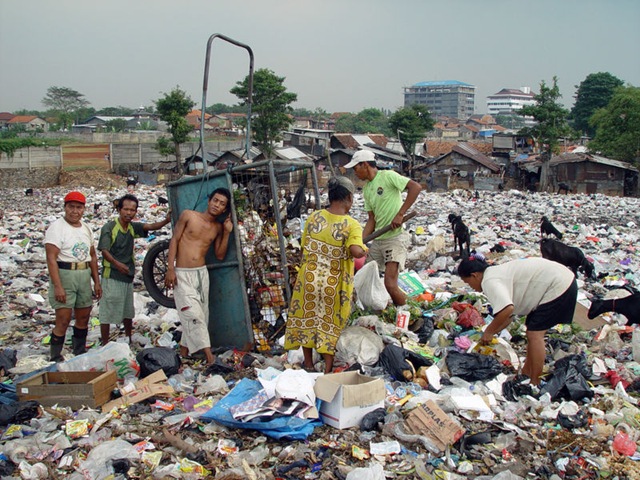 [collectors-of-waste-in-a-shanty-town-from-jakarta-in-indonesia%255B3%255D.jpg]
