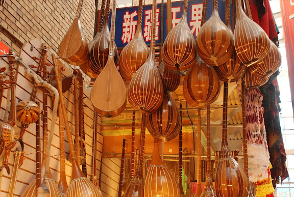 Urumqi - Grand Bazar, Instruments de musique Dotar